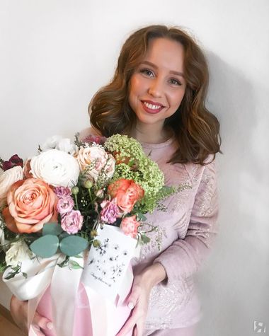 Она работает в школе стиля HelloModa